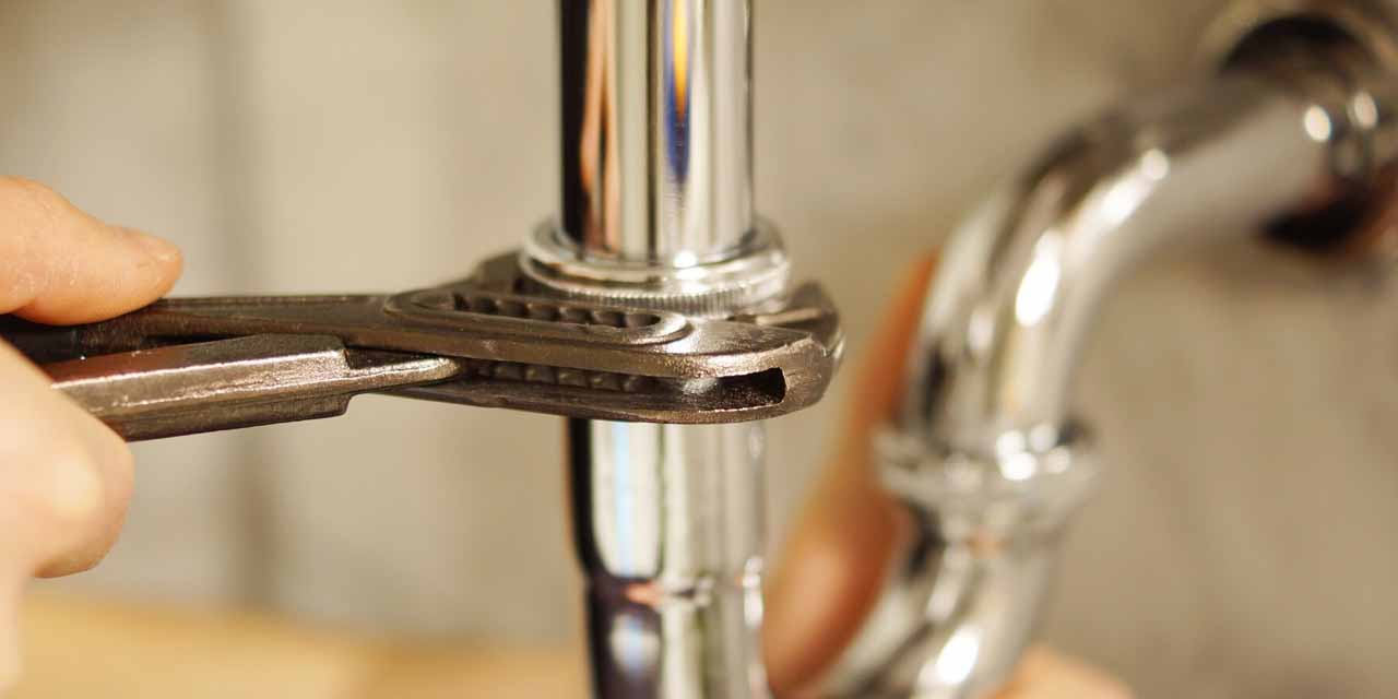 https://www.smce-chauffage-energie.com/wp-content/uploads/2025/03/detecter-et-reparer-fuite-eau-tuyau-plomberie-annonay-ardeche.jpg
